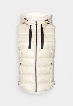 Chaleco acolchado sin mangas color crema con capucha, cremallera negra frontal y cordones negros en la capucha.