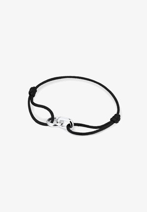 Pulsera negra de cordón ajustable con un elegante cierre de metal plateado curvado en el centro, sobre un fondo blanco.
