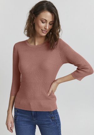 Maglione a coste in rosa polveroso con maniche a tre quarti e un ampio scollo rotondo, caratterizzato da una vita aderente e una morbida texture.