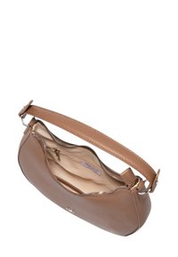 Borsa a tracolla in pelle marrone con chiusura a zip, interno beige e una maniglia corta. L'esterno presenta una finitura testurizzata e dettagli in metallo.