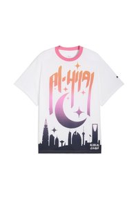 Camiseta blanca de manga corta con el texto "AL-HILAL" en un colorido degradado y un diseño de luna creciente con la silueta de una ciudad en la parte inferior.