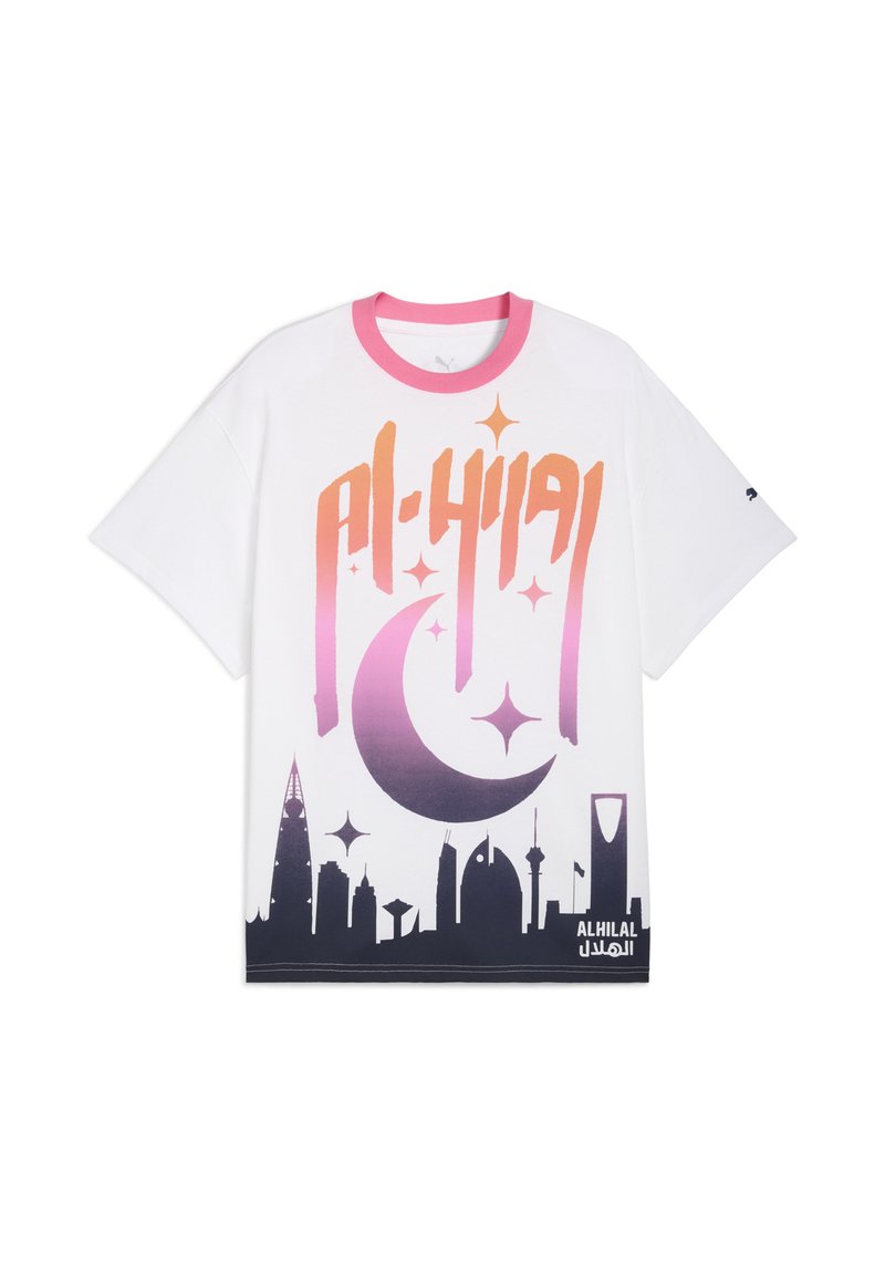 Camiseta blanca de manga corta con el texto "AL-HILAL" en un colorido degradado y un diseño de luna creciente con la silueta de una ciudad en la parte inferior.