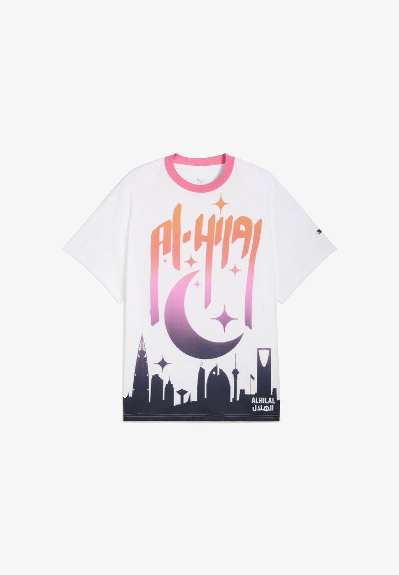 Camiseta blanca de manga corta con el texto "AL-HILAL" en un colorido degradado y un diseño de luna creciente con la silueta de una ciudad en la parte inferior.