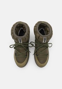 Bottes de cheville rembourrées vertes avec un bout arrondi, dotées de lacets et d'une semelle texturée. La tige combine des matériaux lisses et matelassés.