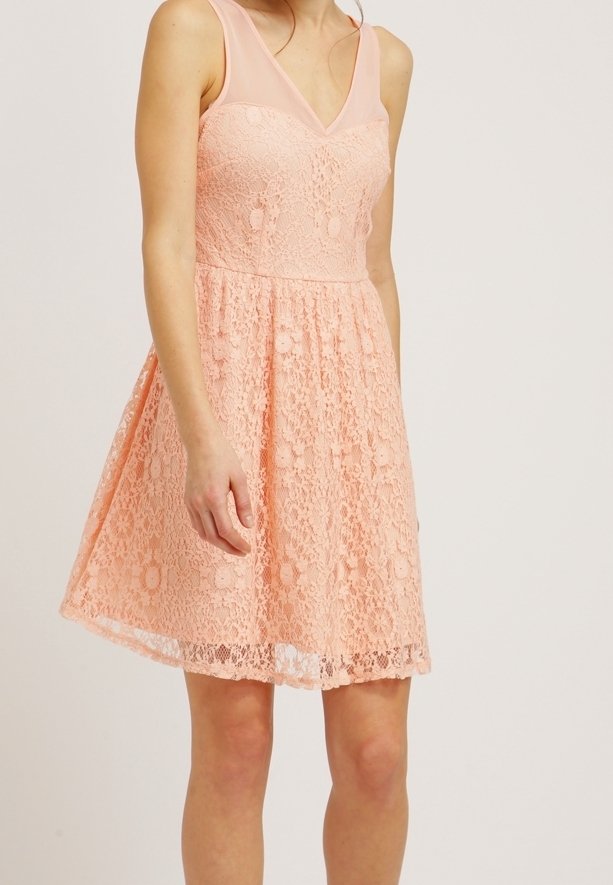 Růžové krajkové šaty s přiléhavým živůtkem a výstřihem do V, rozšířenou sukní, texturované květinovými vzory a průhlednou vrstvou.
