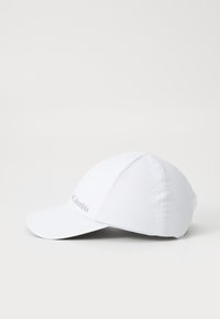 Cappellino da baseball bianco con visiera curva, realizzato in tessuto leggero. Presenta pannelli ventilati e dettagli del logo sottili sul lato.
