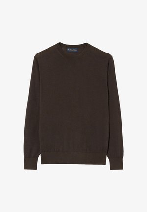 Bruine lange mouwtrui met een ronde hals. Zachte, gladde textuur en geribbelde manchetten. Eenvoudig ontwerp zonder patronen of extra accenten.