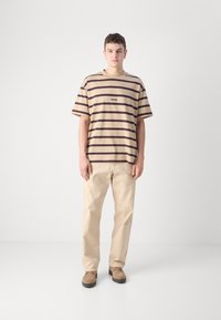 HUGO NISTRIPO - Triko s potiskem - medium beige