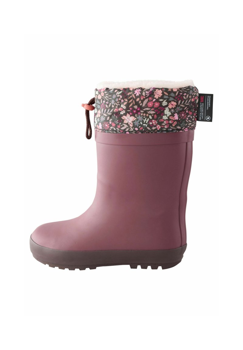 Botte en caoutchouc waterproof violette avec un revers en tissu à motifs floraux, doublure en fausse fourrure et semelle en caoutchouc texturé marron. Fermeture à cordon réglable.