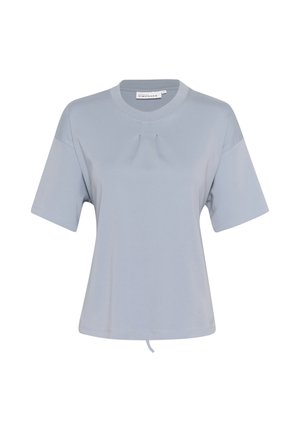 Svetlomodré tričko s krátkym rukávom vyrobené z mäkkého materiálu. Má okrúhly výstrih a dva predné záhyby pre zvýraznenie detailov. Voľný strih.