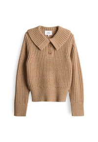 Beige gebreide trui met een grote kraag, drie knopen bij de hals, geribde zoom en manchetten, en een textuurpatroon van garen door de hele trui.