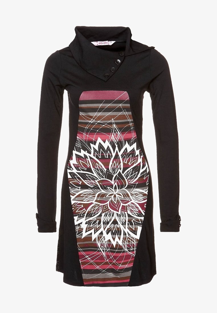 Robe noire à manches longues avec col boutonné et panneau central rayé multicolore orné d'un grand motif mandala floral blanc et bordeaux.