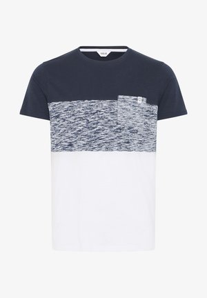 T-shirt bleu marine et blanc à manches courtes avec un panneau supérieur rayé texturé et une poche sur la poitrine gauche. Matériau en coton doux.