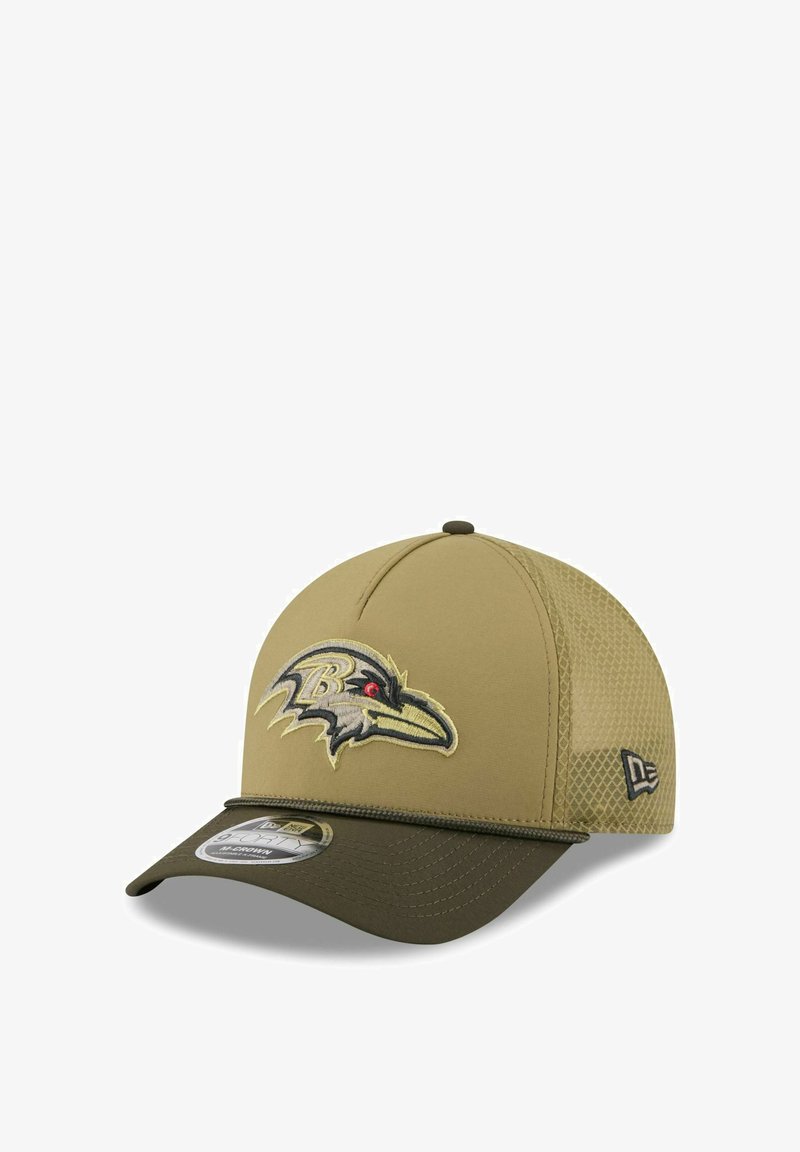 Olivegrüner Hut mit strukturiertem Design, versehen mit einem gestickten Raben-Logo in Gelb und Schwarz sowie einem Netzrücken.