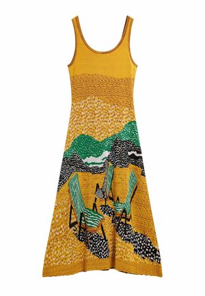 Kollane varrukateta kleit, millel on värvikas maastikupilt, kus on rohelised toolid, mäed ja abstraktsed tekstuurilised detailid.