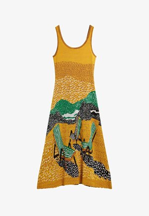 Geel mouwloos jurkje met een kleurrijk landschapspatroon met groene stoelen, bergen en abstracte textuurelementen.
