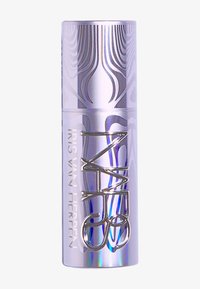 Tube à lèvres métallique violet avec un motif de vagues réfléchissantes et une lettrage en relief argenté, étiqueté "NARS IRIS VAN HERPEN."
