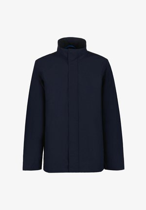 Marineblå jacka med hög krage, långa ärmar och minimalistisk design. Tillverkad av ett slätt, lätt tyg. Inga synliga knäppningar.