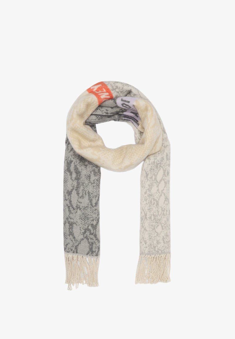 Écharpe tricotée avec un motif serpent gris et crème, finie par des franges. Comprend des accents d'orange et de violet. Tissu doux et texturé.