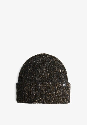 Gestrickte Mütze in dunklen Tönen mit einem strukturierten Muster. Verfügt über einen umgeschlagenen Bund und ein kleines schwarzes Etikett mit weißem Logo an der Seite.