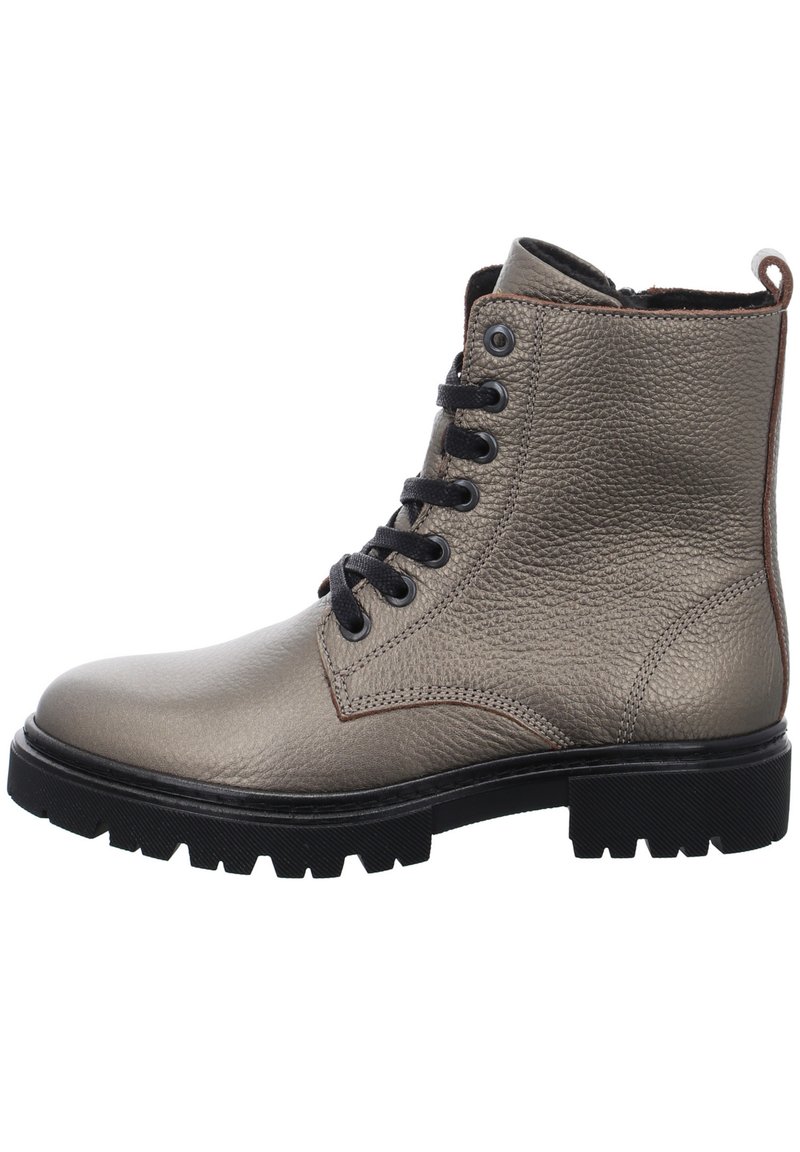 Grå läderankelkänga med strukturerad yta, svarta snören, rund tå och grov gummisula. Har framträdande sömmar och öglor.