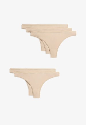 Zestaw stringów w kolorze nude, wykonany z miękkiego elastycznego materiału, o minimalistycznym wzornictwie, zawierający cztery identyczne pary z gładkimi szwami.