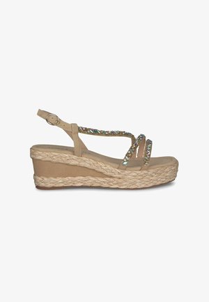 Sandale compensée beige avec trois fines lanières ornées de strass multicolores et une plateforme en jute tressé texturé.