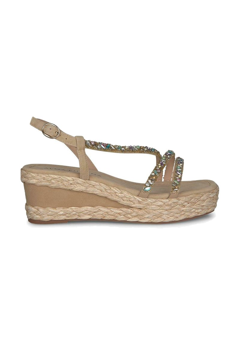 Beige wedged sandaal met drie smalle bandjes versierd met meerkleurige rhinestones, en een textuur van gevlochten jute platform.