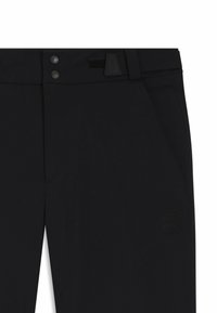 Czarne spodnie z gładkiego materiału, o dopasowanym kroju, z dwoma przednimi kieszeniami i subtelnym wytłoczonym logo po lewej stronie.