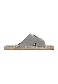 Sandali slip-on grigi in suede con cinghie incrociate e suola avvolta in giuta. Piattaforma piatta con interno testurizzato e finitura esterna liscia.