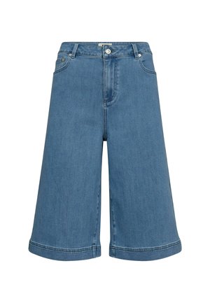 Blå denim knælange shorts med frontknap, lynlås, bæltestropper og sidelommer på en hvid baggrund.