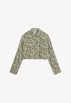 Kurz geschnittenes Hemd in hellem Creme mit grünem abstraktem Blattmuster, langen Ärmeln und Kragen, das einen lockeren Schnitt hat.