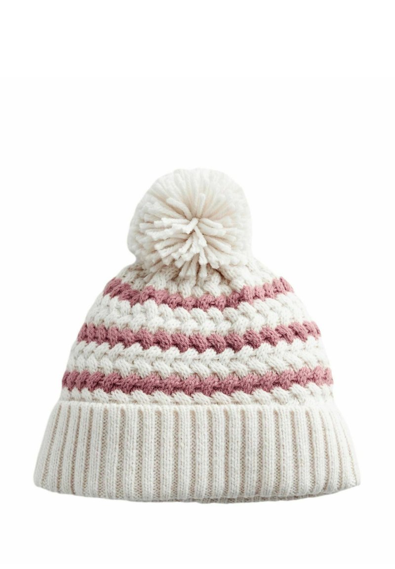 Gehaakte muts in crème en zacht roze, met een textuurpatroon, ribbelmanchette en een fluffy pompon bovenop.