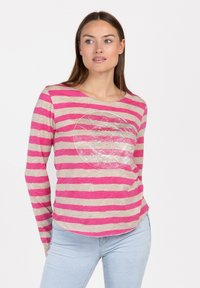 Langärmliges Hemd mit pinken und beigen horizontalen Streifen, versehen mit einer glänzenden runden Grafik auf der Vorderseite und einem runden Halsausschnitt.