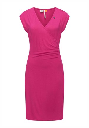 Jaskraworóżowa sukienka do kolan z krótkimi rękawami, kopertowym dekoltem w kształcie litery V i subtelnym marszczeniem z jednej strony.