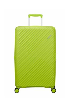 Valise rigide vert vif avec des rainures diagonales, une poignée télescopique, quatre roues pivotantes et une serrure latérale.