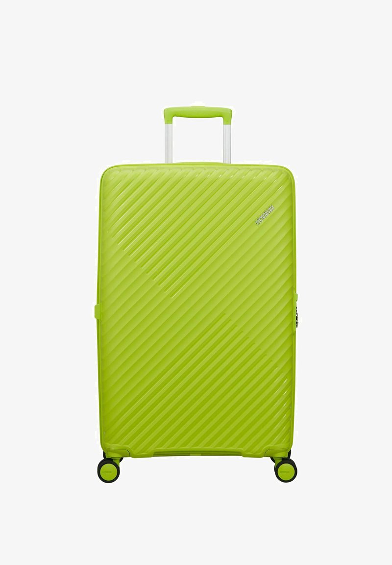 Valise rigide vert vif avec des rainures diagonales, une poignée télescopique, quatre roues pivotantes et une serrure latérale.