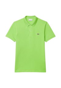 Světle zelené polo tričko s krátkým rukávem, límečkem, dvěma knoflíky a malým vyšitým logo krokodýla na levé části hrudi.