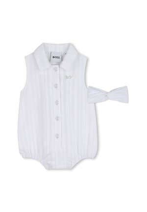 Combinaison blanche sans manches à rayures verticales, fermeture à boutons et col à revers. Comprend un bandeau blanc assorti avec un nœud.