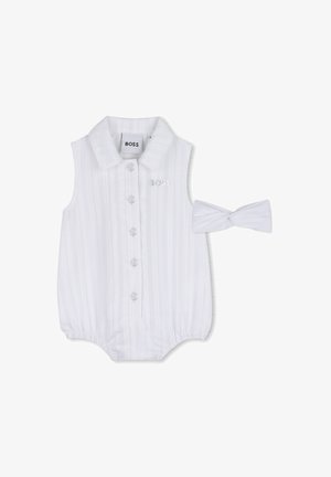 Combinaison blanche sans manches à rayures verticales, fermeture à boutons et col à revers. Comprend un bandeau blanc assorti avec un nœud.