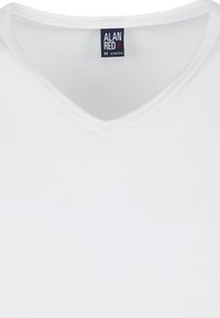 Witte V-hals T-shirt gemaakt van stretchstof, met een zachte textuur en het label "ALAN RED" in blauw en rood op de halslijn.