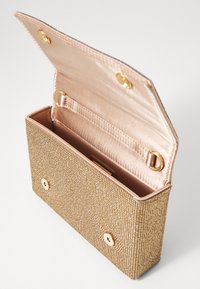 Guld, texturerad kuvertväska med en slät satininteriör. Har en klaffstängning och två guldfärgade tryckknappar på framsidan.
