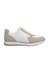 Baskets avec une tige en cuir blanc et des accents en daim beige, dotées d'une fermeture à lacets, d'un col rembourré et d'une semelle en caoutchouc texturée.