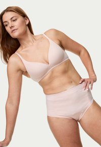 Soutien-gorge rose clair avec un design de bonnets triangulaires lisses et des bretelles réglables, associé à un bas assorti taille haute en tissu doux et extensible.