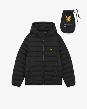 Sort quiltet hættejakke med lynlås foran, to lommer, lille gul fuglelogo på brystet og matchende sort snørepose med logo og mærkefelter.