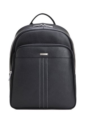 Schwarzer Rucksack aus strukturiertem Leder mit silbernem Reißverschluss, Vordertasche, doppelter vertikaler Naht und Tragegriff oben.