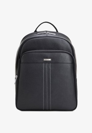 Zaino in pelle nera dalla texture, con cerniera argentata, tasca frontale, doppia cucitura verticale e manico superiore per il trasporto.