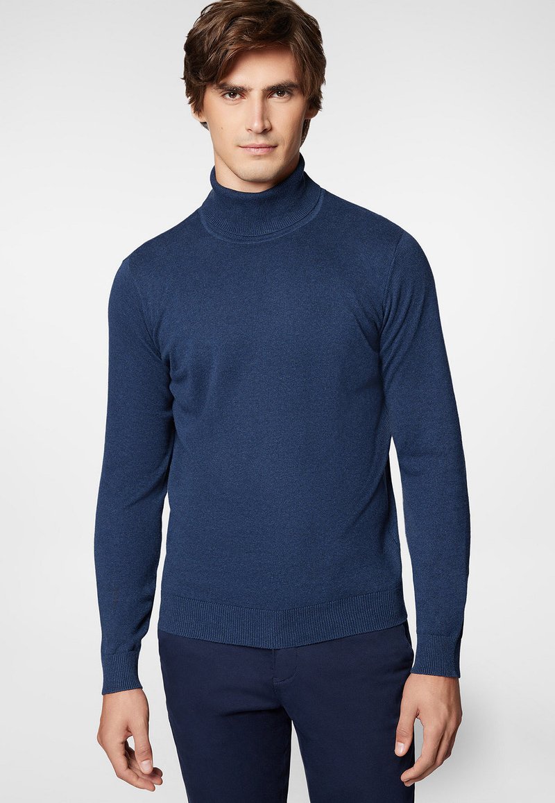 Granatowy sweter z golfem wykonany z miękkiego dzianiny, z długimi rękawami i ściągaczami, zapewniającymi dopasowany wygląd.