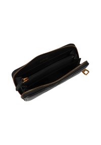 Cartera de cuero negra con un cierre dorado, que cuenta con múltiples compartimentos y un interior suave. Textura acolchada en el exterior.