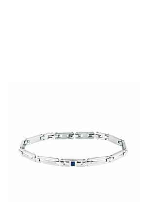 Bracciale a maglie in metallo argento con segmenti rettangolari e una singola piccola pietra preziosa quadrata blu in una maglia.